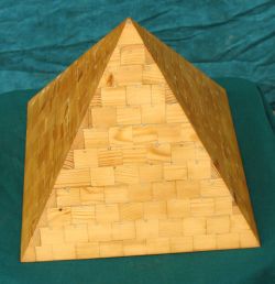 opera n.124 anno 2004 Piramide manufatto perfetto in miniatura