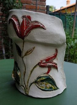 Il vaso con fiori di clematis 