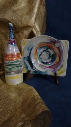 bottiglia e centrotavola in porcellana in fantasia multicolor