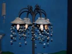 lampada in ferro e campana in pietra