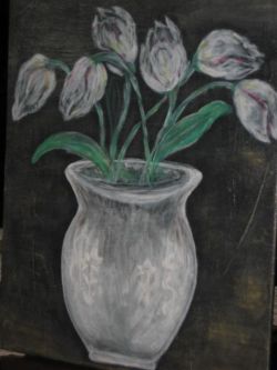 vaso di tulipani bianchi