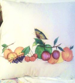 Cuscino farfalla posata su frutta