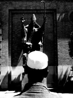 Mauro Di Girolamo - Ragazzo islamico prega una scultura cristiana a Zaragoza 