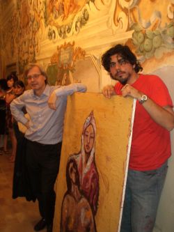 Mauro Di Girolamo mentre dona l'Opera pittorica Pietà D'oro al Sindaco di Salemi Vittorio Sgarbi