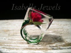 gioielli artigianali con fiori veri naturali, anello in resina con bocciolo di rosa, gioielli donna