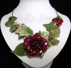 Fiori, rose rosse vetrificate, gioielli donna, collana con fiori e foglie naturali vetrificate, arte