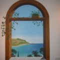 "Mare" da una "finestra ad arco in legno"