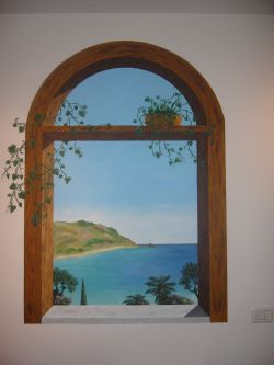 "Mare" da una "finestra ad arco in legno"