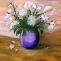 Vaso lilla con fiori bianchi