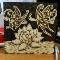 Farfalla con loto pirografato
