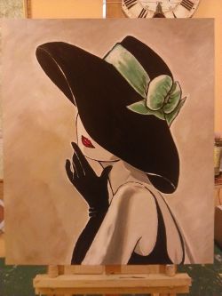 Donna con cappello e fiocco verde