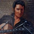 Elvis Presley con giubbotto nero in pelle 