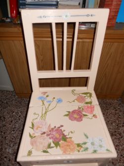 sedia dipinta a motivo floreale