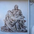 Pieta' pietra lavica e ceramica,omaggio ed ispirazione a Michelangelo