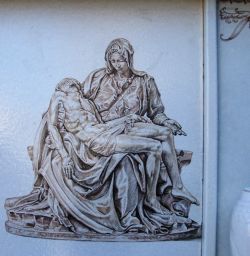 Pieta' pietra lavica e ceramica,omaggio ed ispirazione a Michelangelo