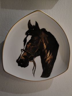 testa di cavallo su ceramica