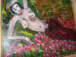 donna nuda a metà tra i fiori