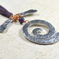 Ciondolo etnico a spirale in Alluminio,rame e ametista. Aluminum copper pendant and amethyst