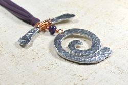 Ciondolo etnico a spirale in Alluminio,rame e ametista. Aluminum copper pendant and amethyst